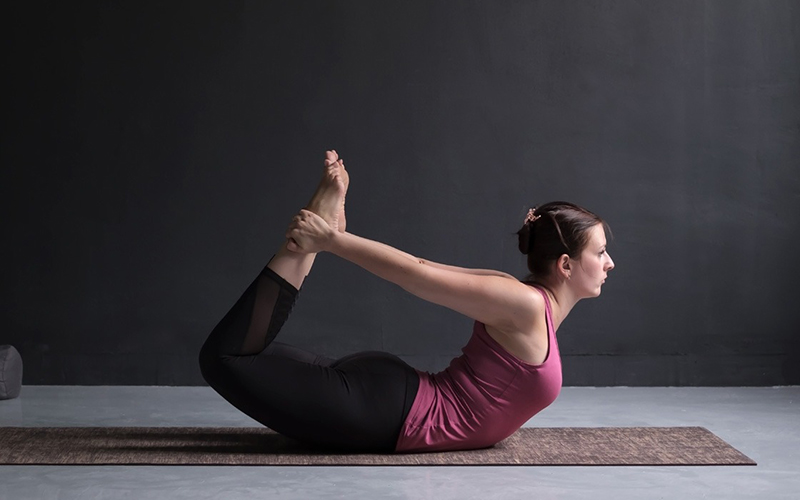 Infino-yoga-tu-the-canh-cung-Dhanurasana