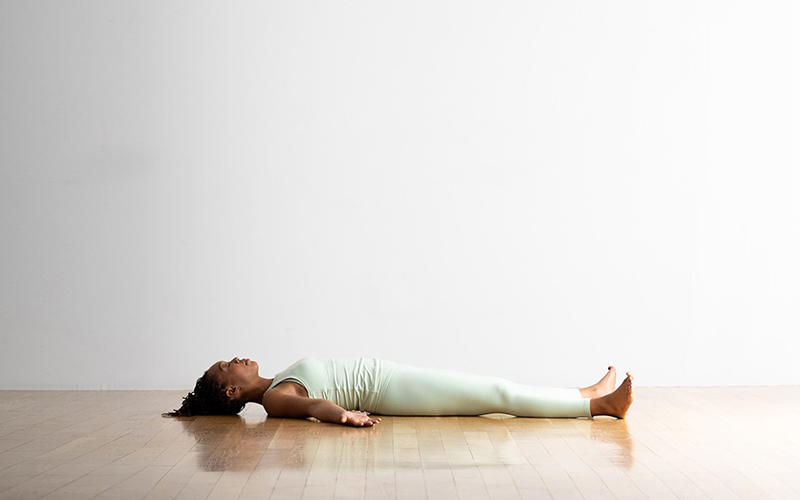 Tu-the-xac-chet-Corpse-Pose–Savasana
